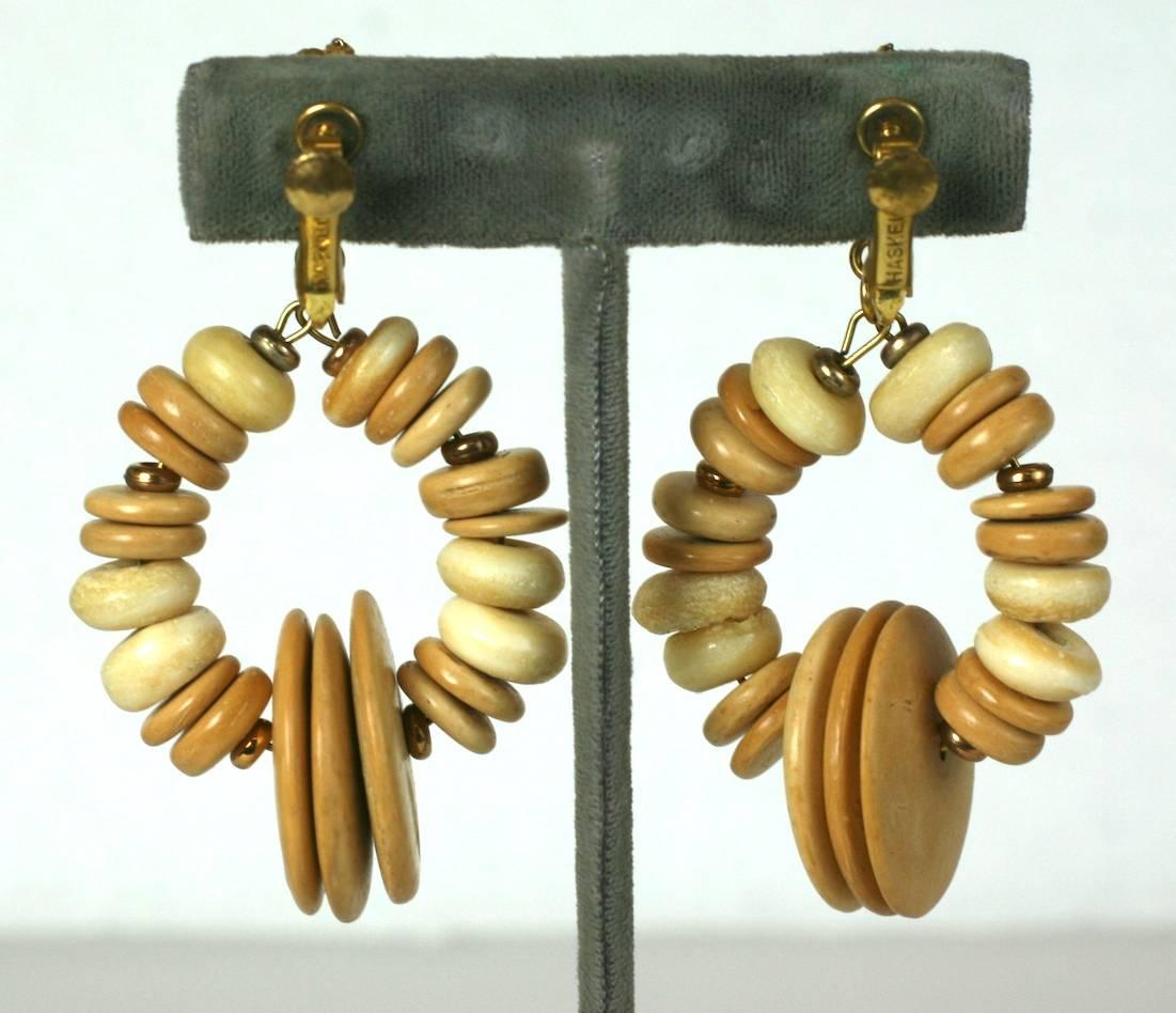 Miriam Haskell Boucles d'oreilles cerceau en bois et perles Excellent état - En vente à New York, NY