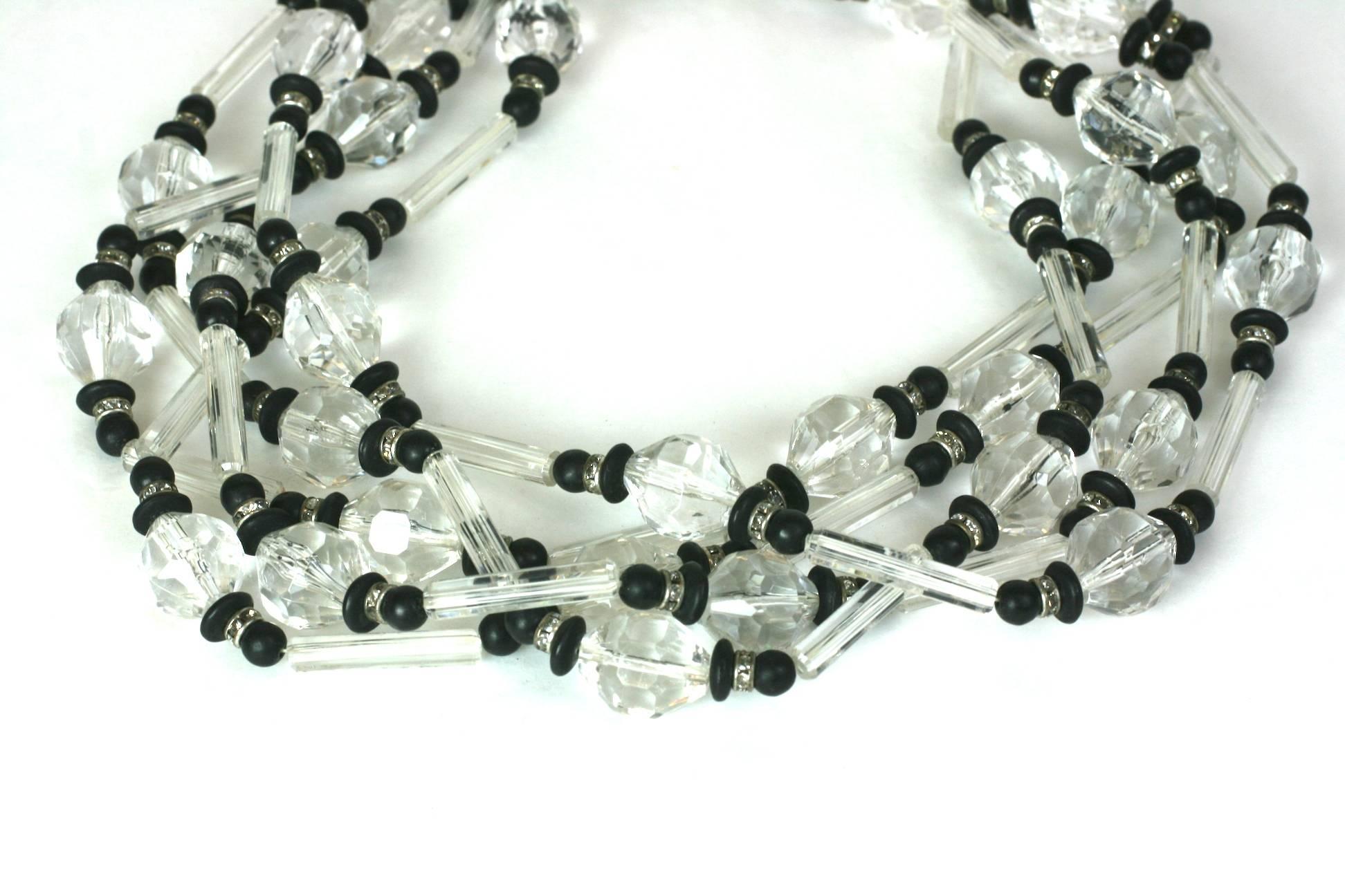 Lucite und Pave Rondel Perlen Halskette aus den 1960er Jahren. Lange, tonnenförmige Lucite-Perlen werden mit schwarzem Lucite und grauen Rondellen in Pflasterkristall gemischt, um eine 
