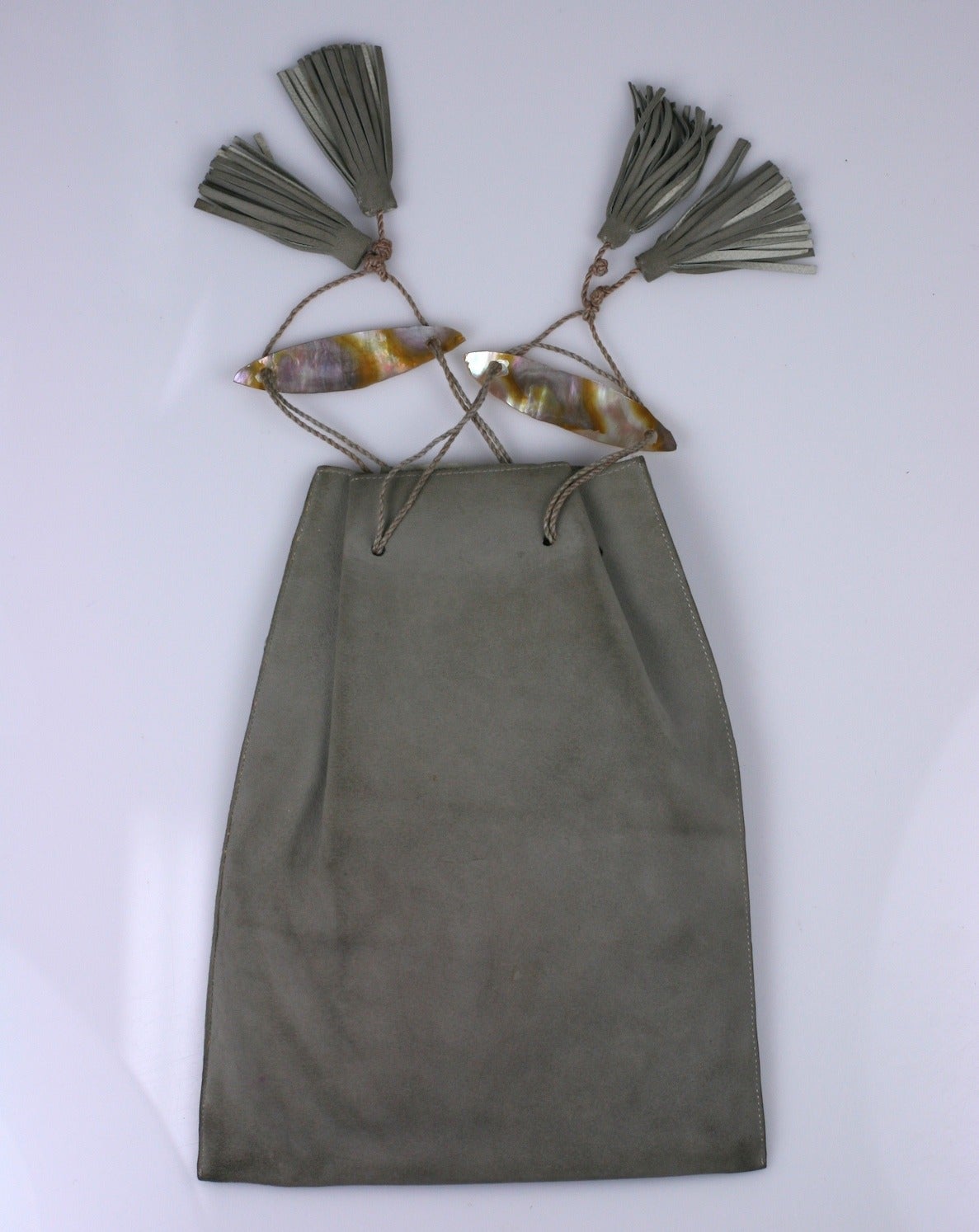 Meraviglioso astuccio per libellule di Arti e Mestieri in pelle di cervo color tortora con intarsi di libellule in madreperla. Ulteriori dettagli sono aggiunti dalla lavorazione della pelle scamosciata negli angoli del marsupio.
Tipica chiusura a