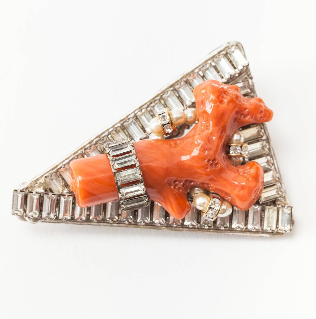 Miriam Haskell's unusual triangular brooch of realistic faux coral, pearl and diamante rondels and crystal baguettes. 1950's USA.
Excellent condition.