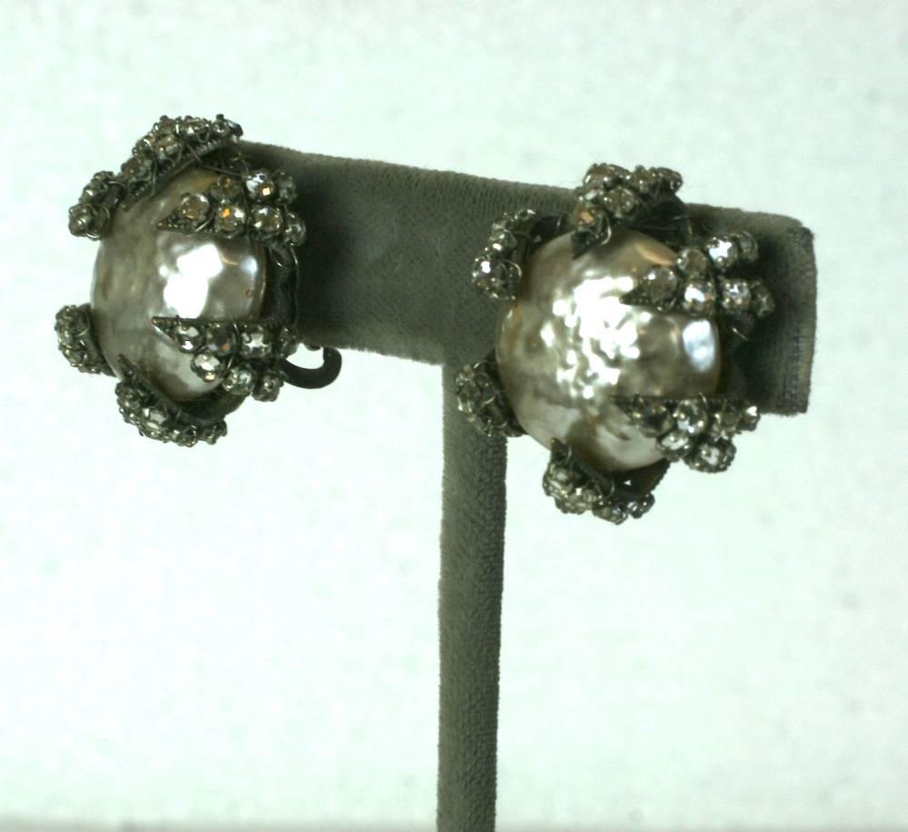 Boucles d'oreilles Miriam Haskell à griffes de perles et de roses en vente 1