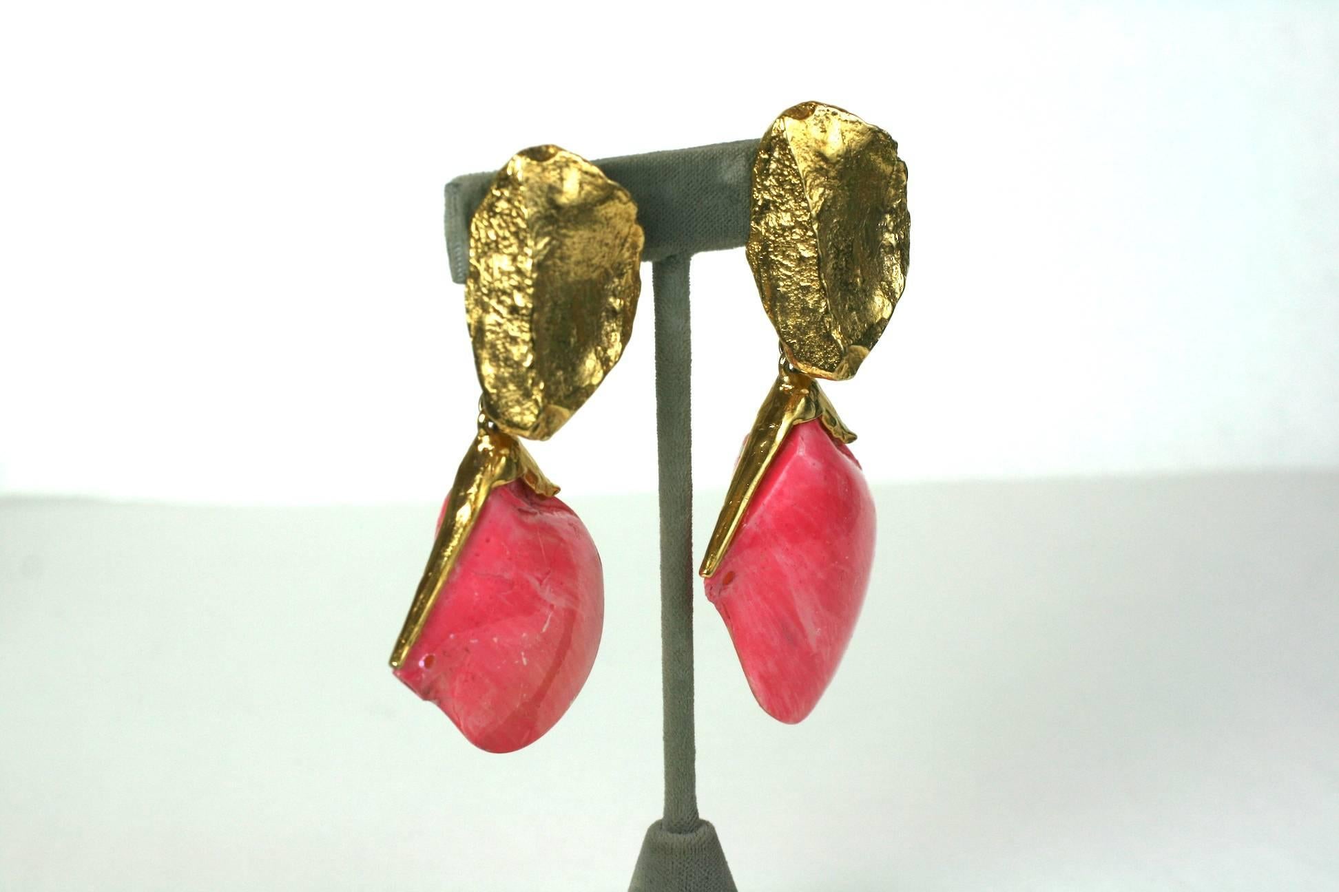 Yves Saint Laurent pepita di bronzo dorato e conchiglie di mare dipinte di rosa, fermagli lunghi per orecchie di Robert Goossens. Ottime condizioni. Francia anni '90. 
Lunghezza 3,50