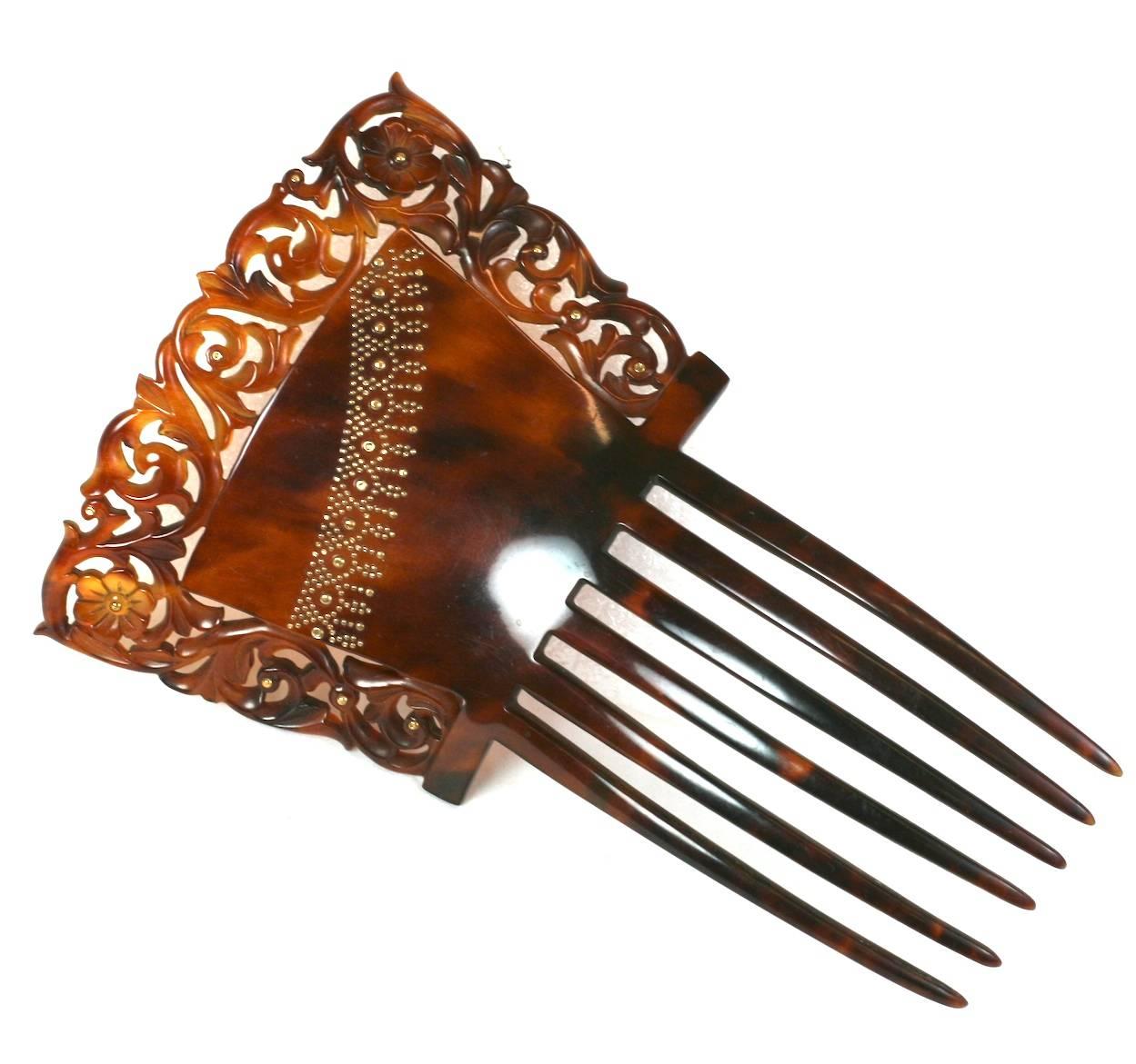 Schildpatt Pique Comb Victorian mit goldenem Punktdekor. Der Kamm ist mit einer blumengeschnitzten Bordüre versehen, in die diagonal ein echtes goldenes Punktmuster eingelegt ist. 1870er Jahre Frankreich. Ausgezeichneter Zustand. 
3.75 x 5.5