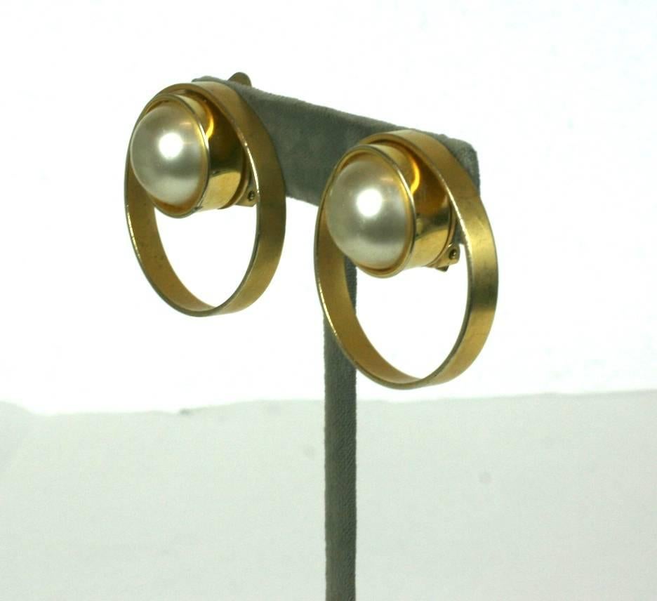 Boucles d'oreilles Saturn Pellini Bijoux Pearl avec cabochon en fausse perle serti dans un métal doré.
Bon état, raccords à clip. italie des années 1990.
1 3/8
