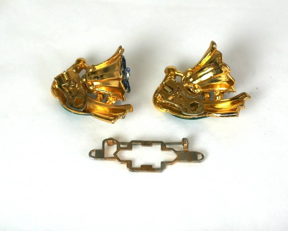 Coro Duette Bell Flower Tremblant Brooch. In Excellent Condition For Sale In New York, NY