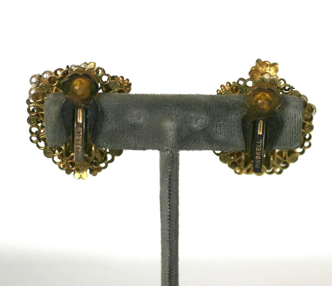 Miriam Haskell, clips d'oreilles brodés en fausses perles Excellent état - En vente à New York, NY
