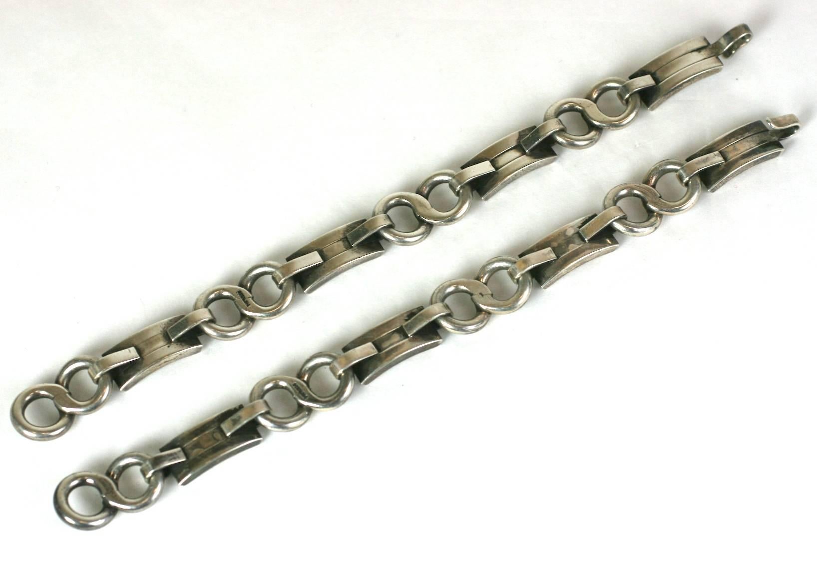 Paire d'étonnants bracelets modernistes en sterling, option collier lorsque les deux sont combinés. Façonné à la main par un orfèvre talentueux en argent sterling de très forte épaisseur. 
Merveilleux design avec des arcs déco courbes reliés par des
