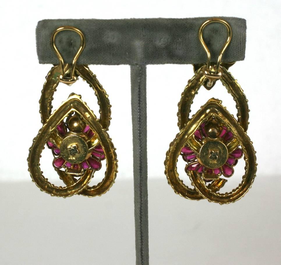 Boucles d'oreilles fleur en rubis et diamants Excellent état - En vente à New York, NY