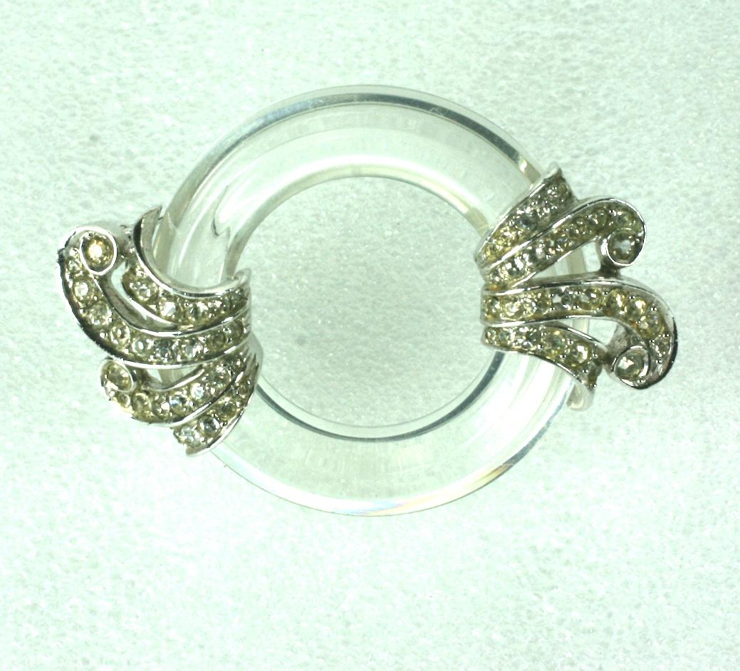 Broche en cristal de roche Marcel Boucher Art Déco, réalisée pour ressembler aux broches Art Déco en diamant et cristal de roche de l'époque. 
2.5