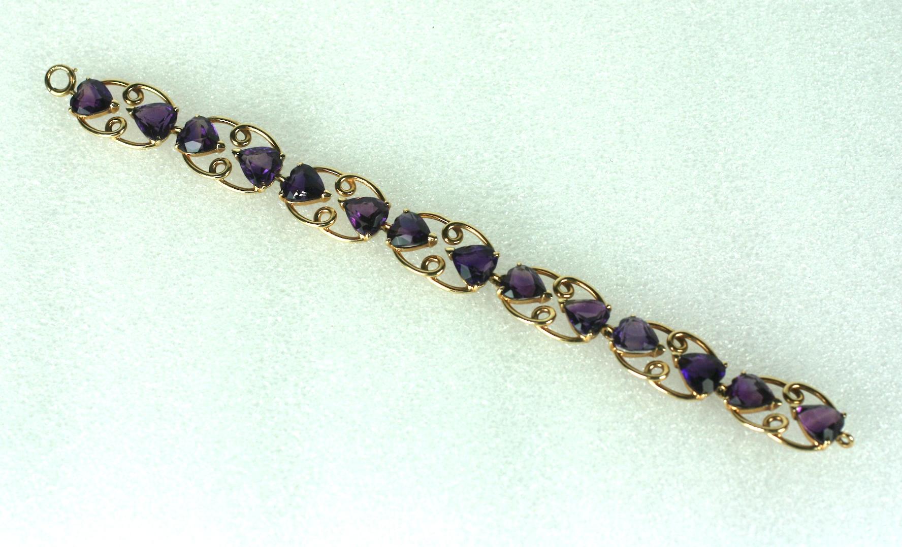 Ravissant bracelet rétro en améthyste composé de stations en fil d'or rose 14k, serties de paires de cœurs en améthyste de haute qualité aux couleurs vives. Bijoux d'époque élégants et faciles à porter. années 1940, États-Unis.  7.5
