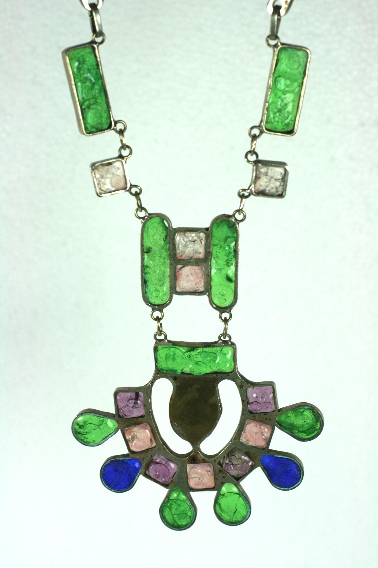 Modernistische Halskette aus handgeschmolzenem Glas aus den 1960er Jahren. Handgefertigte Lünetten aus weißem Metall bilden die Vertiefungen für das geschmolzene Glas. Das Glas weist gesprenkelte Strukturmarkierungen auf, die das Muster der