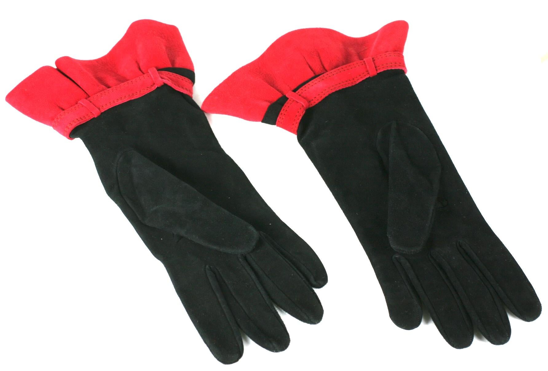 Moschino Handschuhe aus Wildleder mit Rüschen (Schwarz) im Angebot