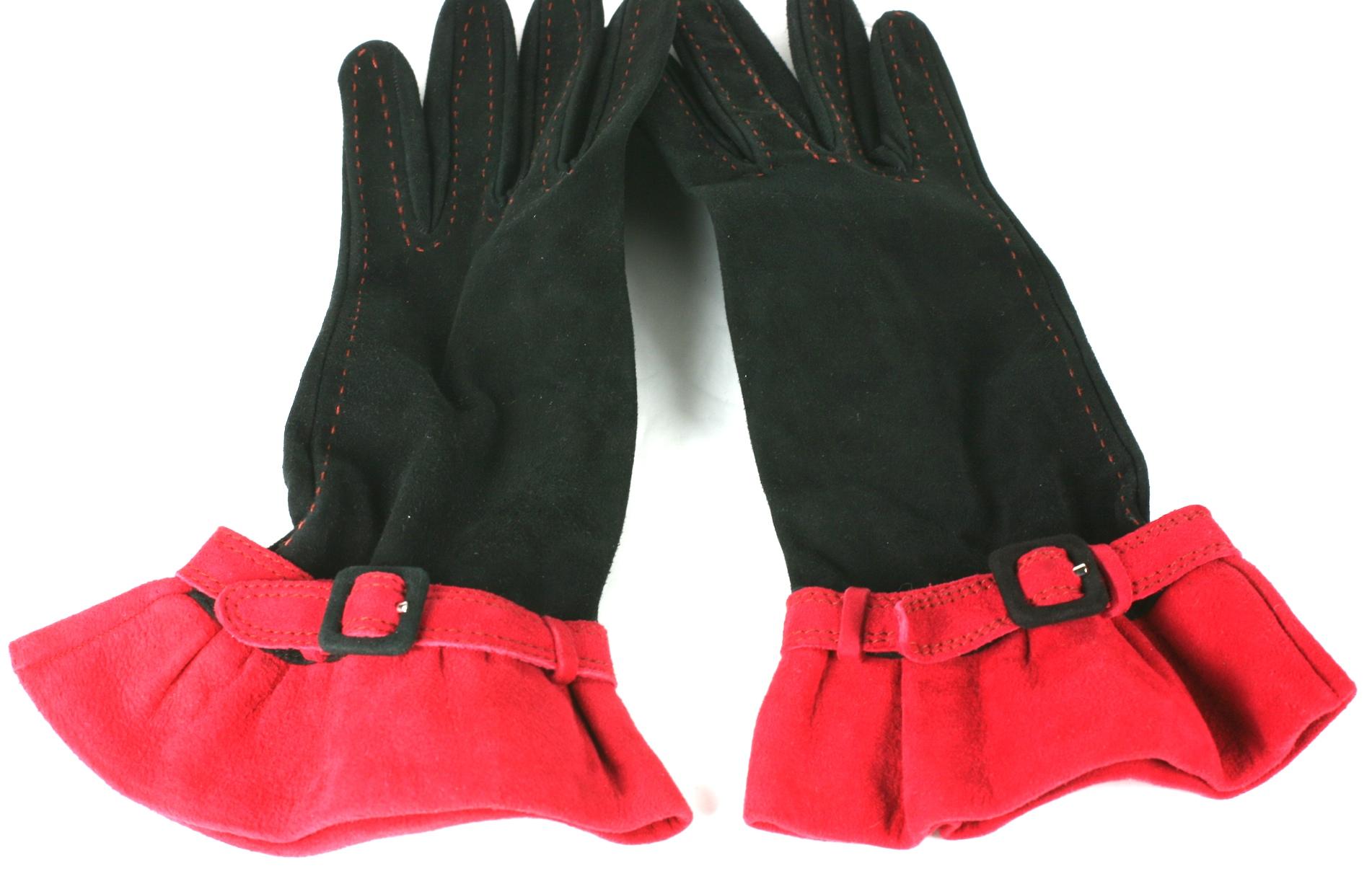 Moschino Handschuhe aus Wildleder mit Rüschen im Zustand „Hervorragend“ im Angebot in New York, NY