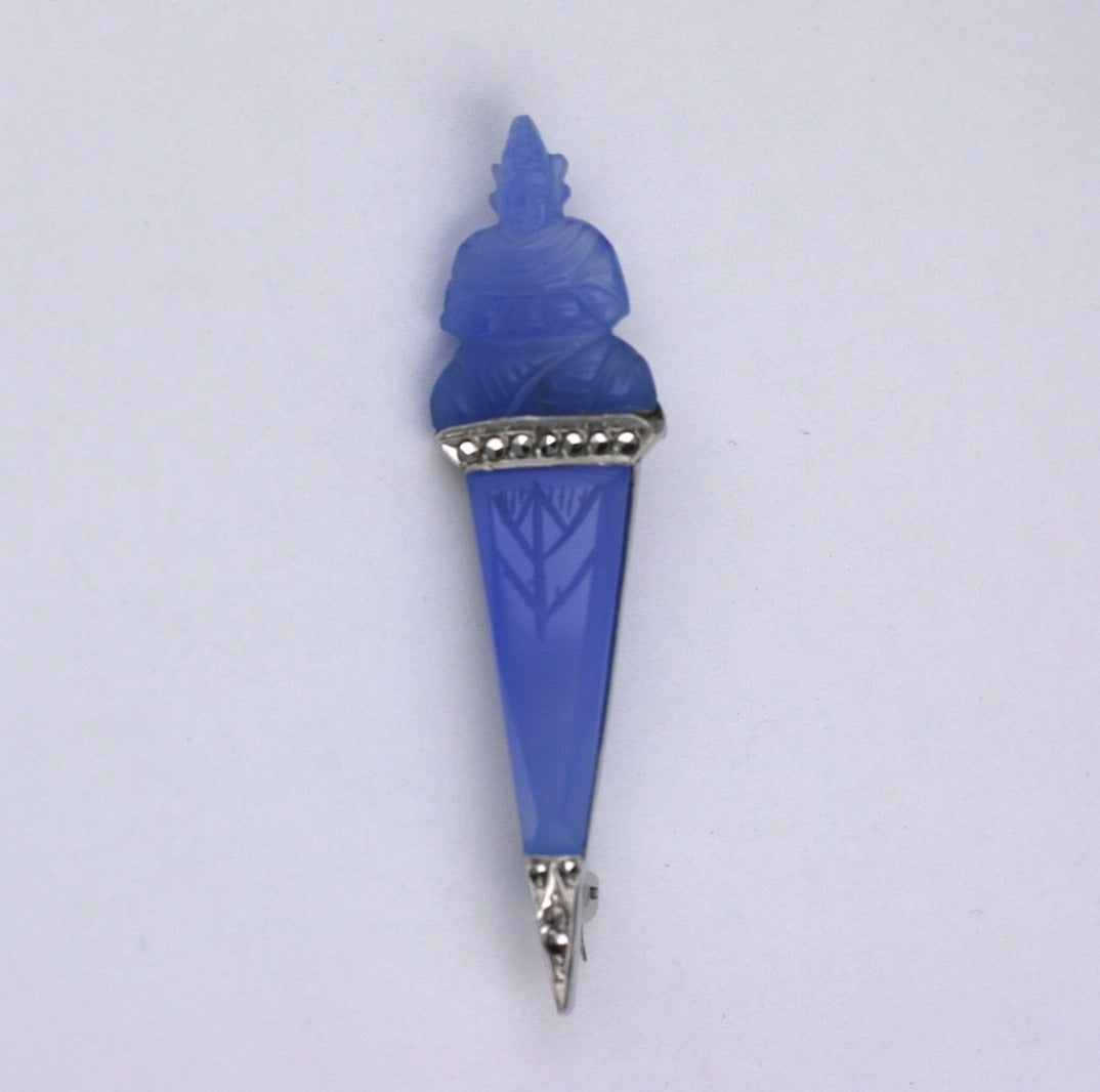 Charmante Art-Deco-Chalcedon-Brosche mit handgeschnitztem Buddha, gefasst in Sterling mit Markasiten. Chalcedon ist ein violettblauer Achat, der in der Zeit des Art déco sehr beliebt war.  2.25