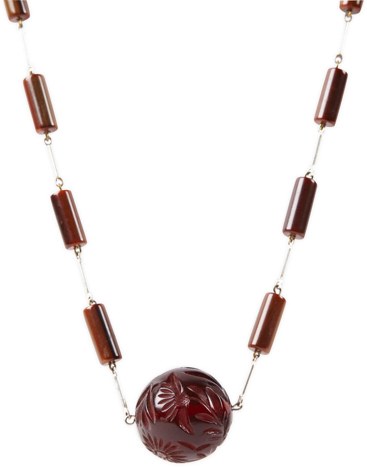 Collana a maglie in bachelite Art Deco francese in varie tonalità di marrone con stazioni di maglie cromate. La collana termina con una grande perla in bakelite intagliata a fiori di colore marrone rubino.   Marcato, Made In France, Ottime