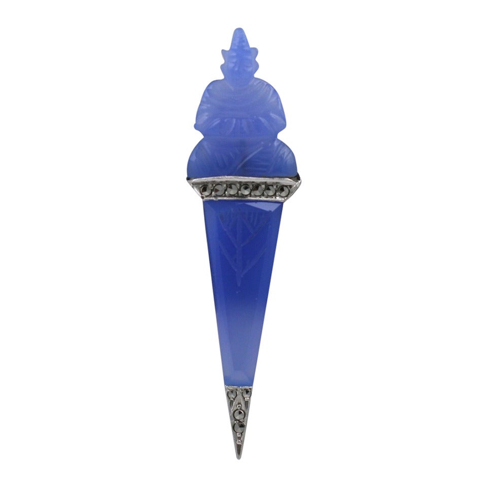 Buddha-Brosche aus Chalcedon im Art déco-Stil im Angebot