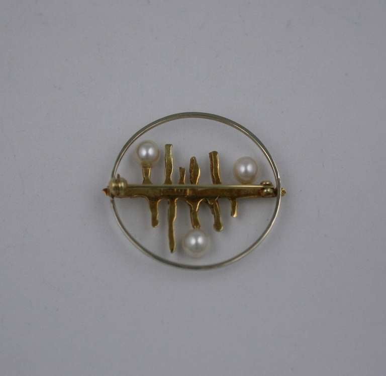 Broche européenne moderniste en or 14k en or jaune texturé, or blanc et perles de culture. Peut être porté avec une chaîne à travers une fixation par épingle comme pendentif.
Allemagne, années 1970. 1.5