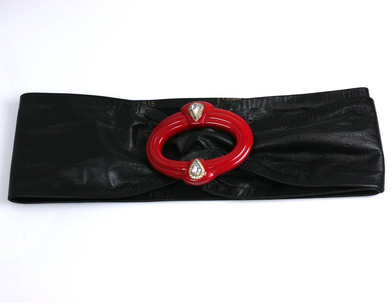 Ceinture Christian Dior Art Déco Revival en cuir noir large et souple avec boucle en bakélite rouge sculptée et décorée de strass. Entièrement réglable, pas de taille. france des années 1980.
Excellent état. Partie en cuir de 36