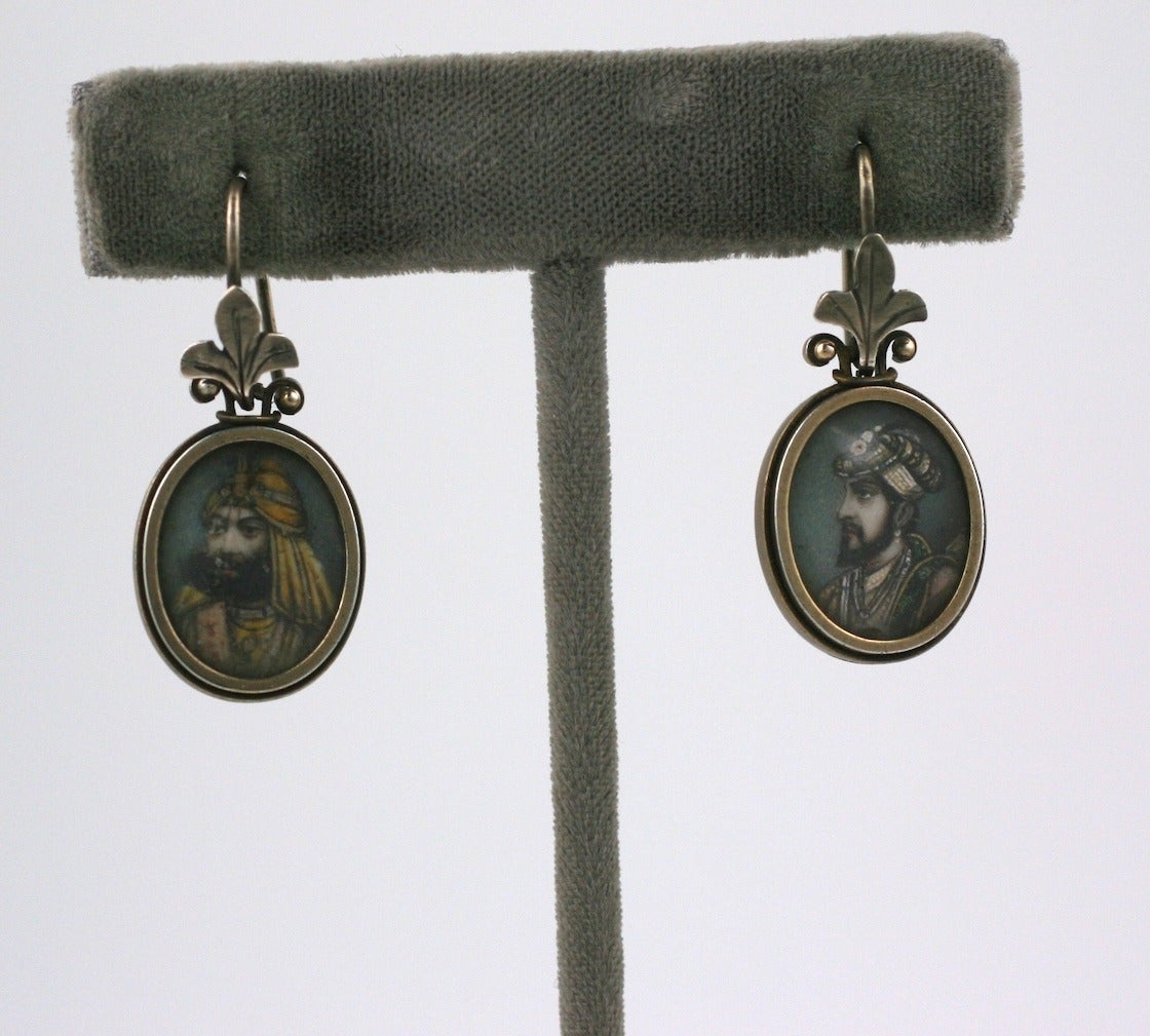 Incantevoli orecchini vittoriani con miniature dipinte a mano di nobili indiani. In argento con bordo dorato intorno alla cornice. Questi gioielli sono stati presumibilmente realizzati per l'esportazione alla fine del XIX secolo e sono insoliti