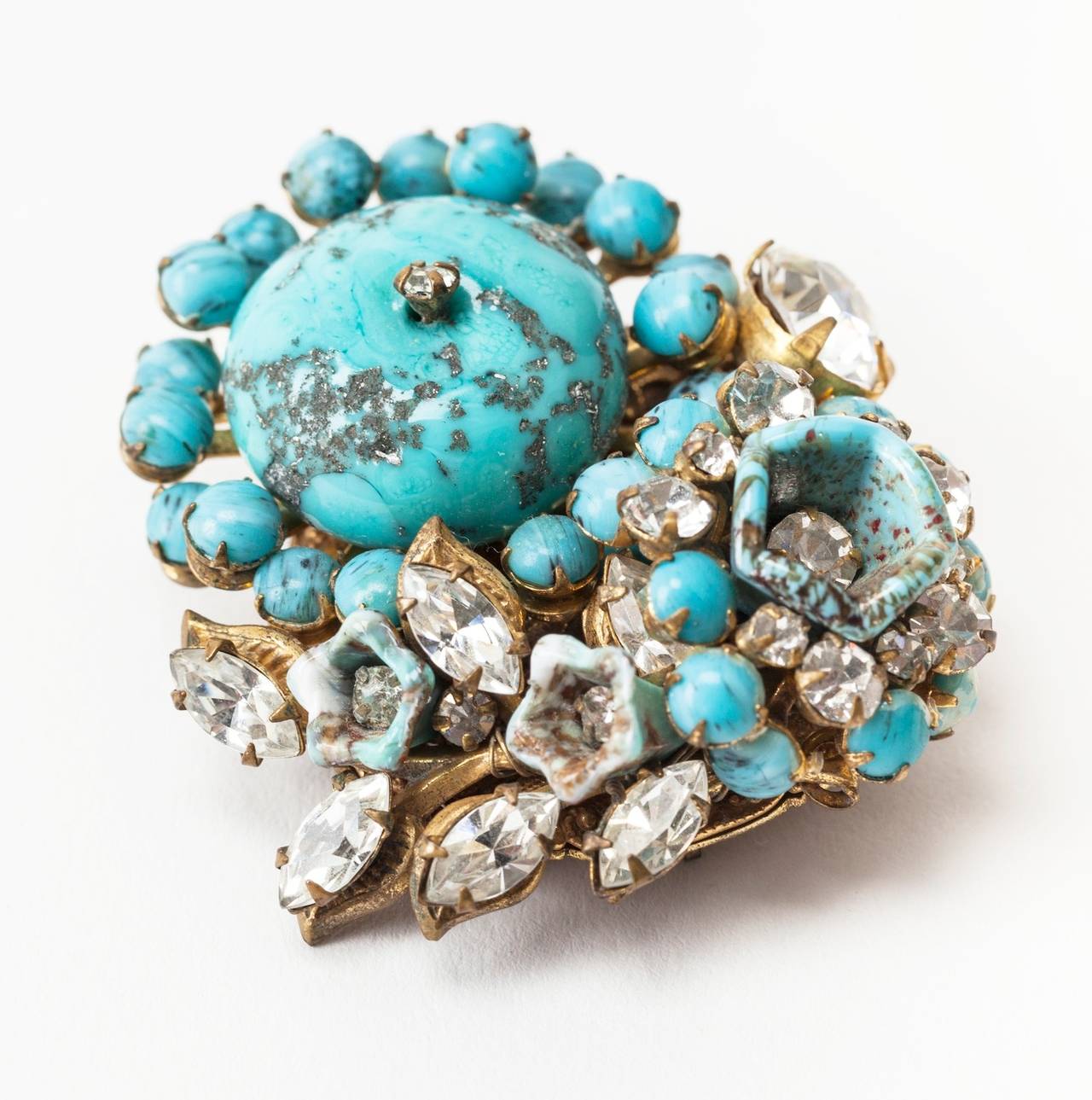 Broche Miriam Haskell réalisée à la main, composée de fausses turquoises et de cristaux diamantés, sur une base en filigrane doré russe. années 1950, États-Unis.
Excellent état.