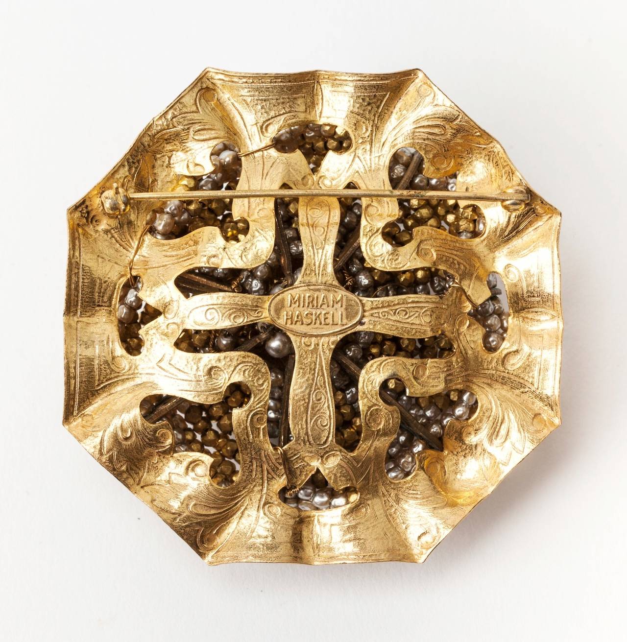 Grande broche ronde de Miriam Steele en vermeil russe, avec une fausse perle baroque ronde au centre, cousue d'une large bordure de perles d'acier taillées et facettées en argent et en vermeil. Années 1950, États-Unis.