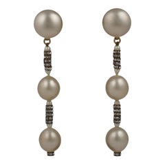 Chanel Boucles d'oreilles élégantes en perles et rondelles pavées