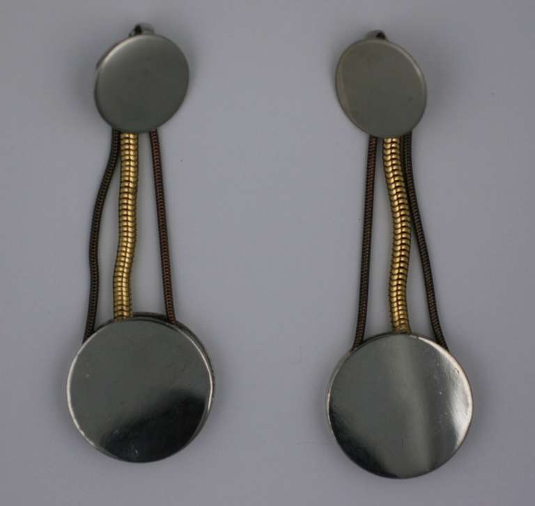 Große, von Mod inspirierte Ohrringe von Geoffrey Beene und hergestellt von Kramer, N.Y. Mr. Beene produzierte nicht viel Schmuck, so dass diese ziemlich selten sind. Die verchromten Scheiben hängen an Schlangenketten aus Kupfer und Messing.