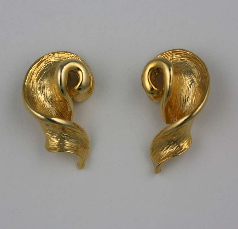Modernist Gold Twist Earclips In Excellent Condition For Sale In New York, NY