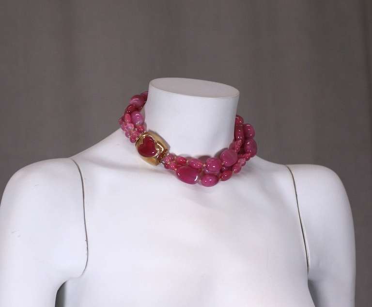 Ungewöhnliches Lisner-Set aus rosafarbenen Pate de Verre-Perlen in verschiedenen Größen, die auf vergoldete Spangen in Herzform aufgereiht sind. Auffallend einfach und effektiv. 
Halskette 15