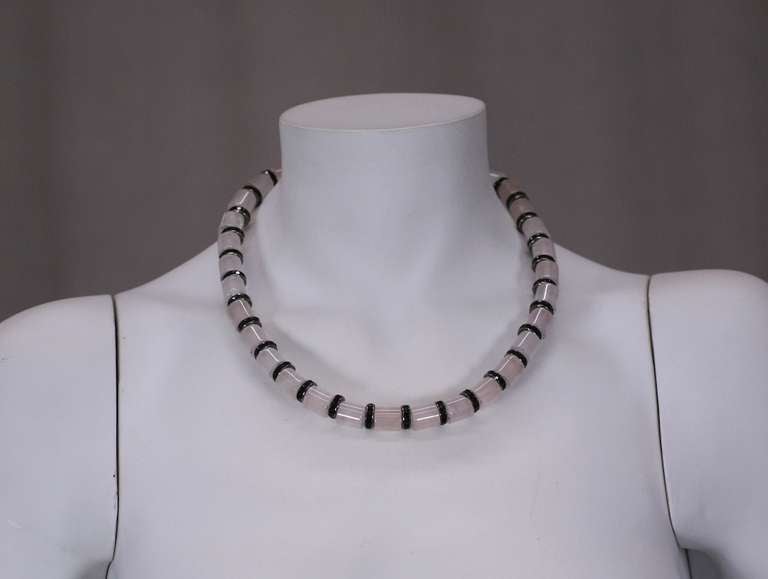 Attraente collana in stile Art Deco di alamari di quarzo rosa semiprezioso con distanziatori di strass a getto. Chiusura con gancio in argento. Anni '90, USA. 19