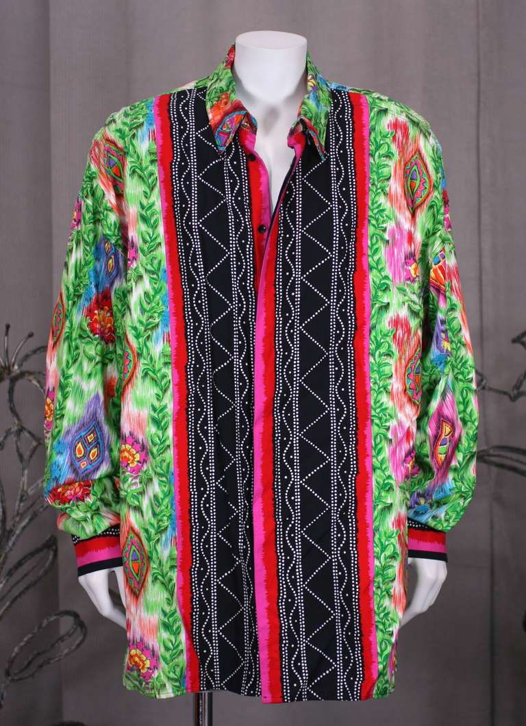Gianni Versace Versus printed cotton  mens shirt of ikat and tropical floral motifs. Excellent condition.
Length 30, Overarm 33