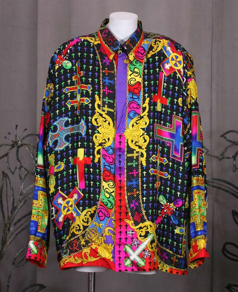 Gianni Versace Couture  Barocco  silk twill mans shirt printed with vari jeweled crucifixes ,signed in script Gianni Versace  on the front left placket, and Atelier Versace lower center back.

 Length: 30, Chest 56