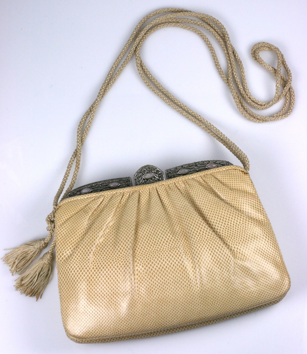 Judith Leiber Schlangenhaut und Rosenquarz Tasche mit Pasten. Judith Leiber ging oft auf Vintage-Märkte, um antike Rahmen zu kaufen und sie neu zu montieren. Dieses Exemplar stammt aus den 1930er Jahren und ist beidseitig mit Pasten und