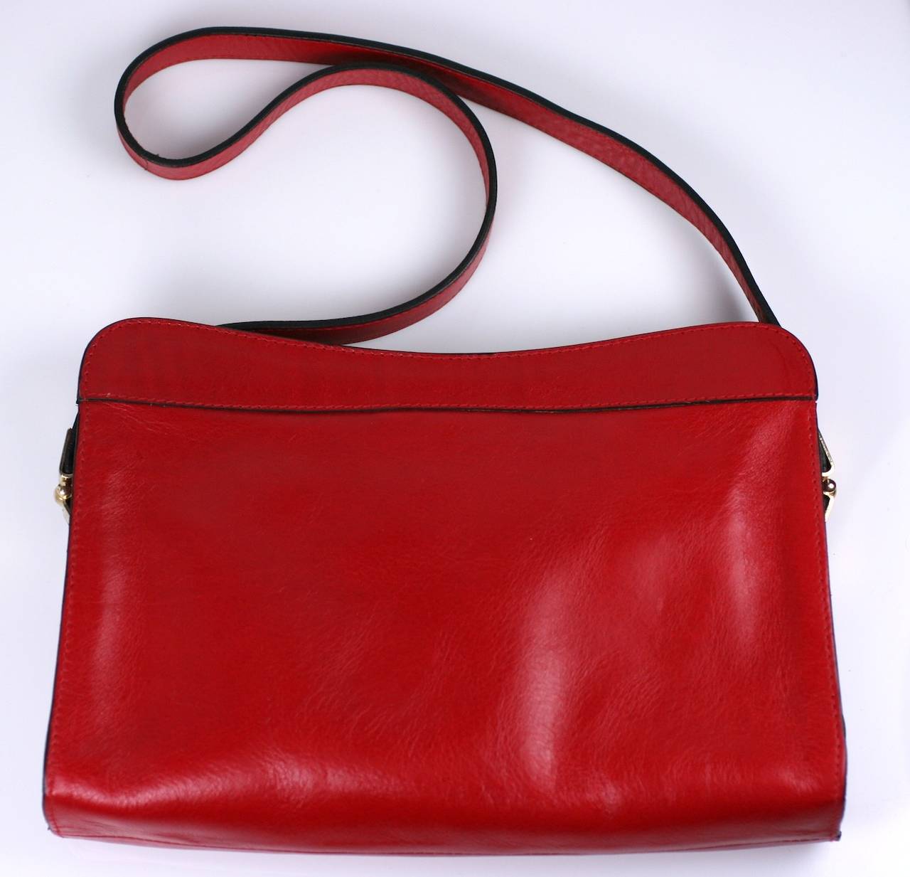 Pierre Cardin Rote Logo-Tasche aus Leder im Zustand „Hervorragend“ im Angebot in New York, NY