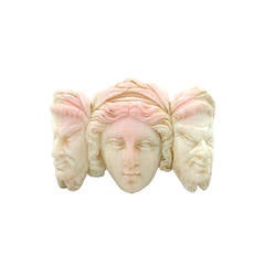 Broche victorienne en corail et peau d'ange