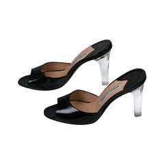 Manolo Blahnik Pantoletten aus Lack und Lucite