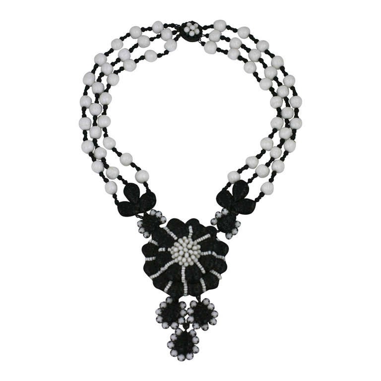 Miriam Haskell - Collana a fiori in bianco e nero di epoca georgiana in vendita