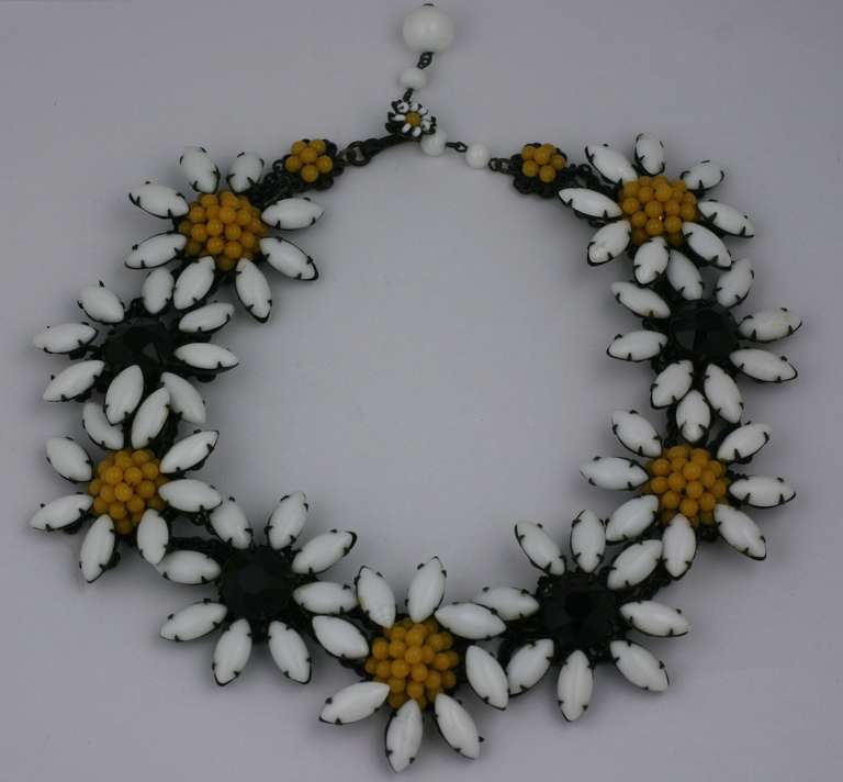 Collana di fiori in vetro di latte di Miriam Haskell  petali a forma di marquise, con
pavé di calendula e perline di giaietto nero   le collane sono in metallo annerito e conciato al giapponese. Anni '40, Stati Uniti. Condizioni eccellenti. Non