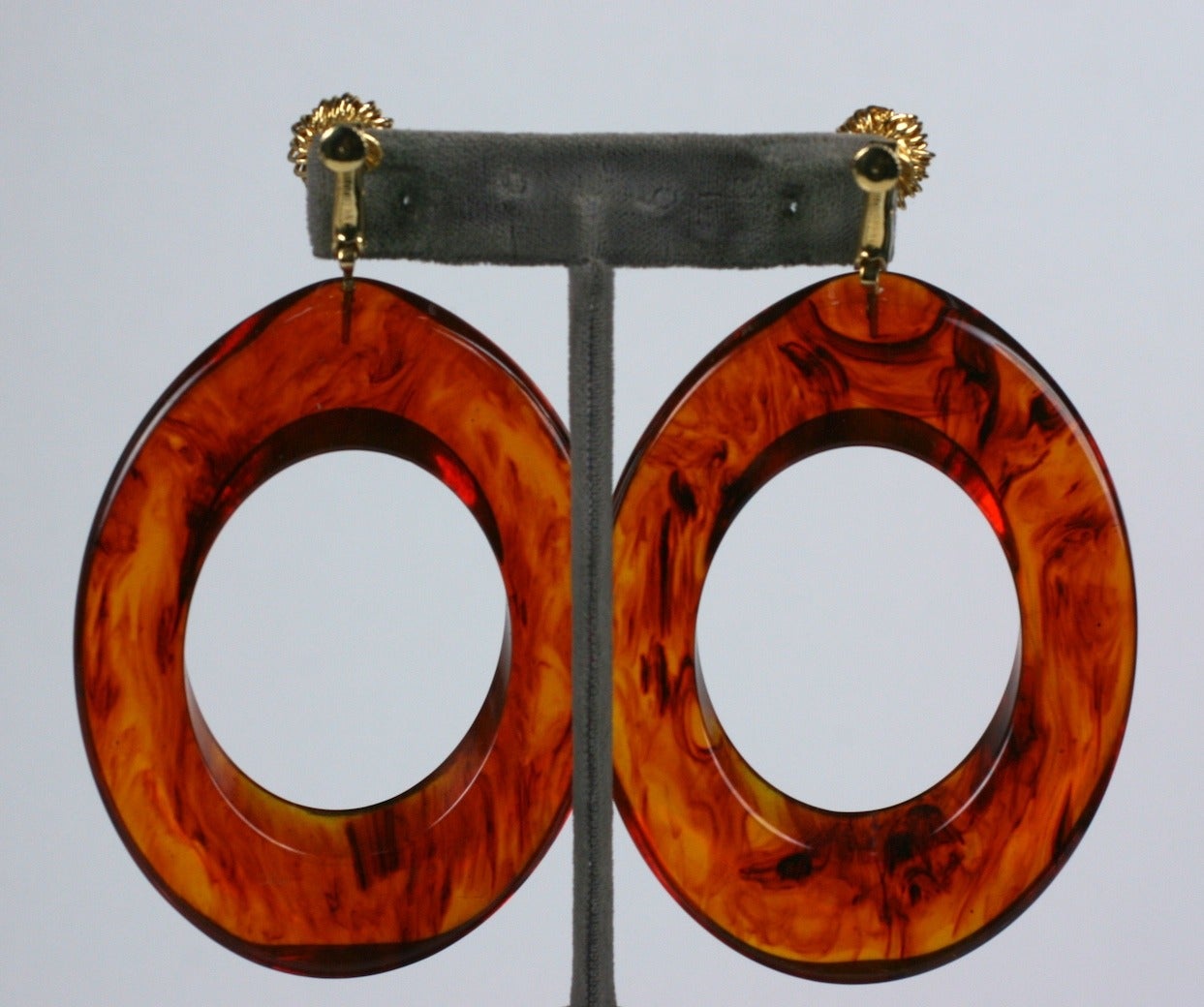 Übergroße Schildpatt-Ohrringe von Vendome, mit vergoldeten, filigranen Drahtbügeln an den Ohren. Clip zurück Armaturen. 4