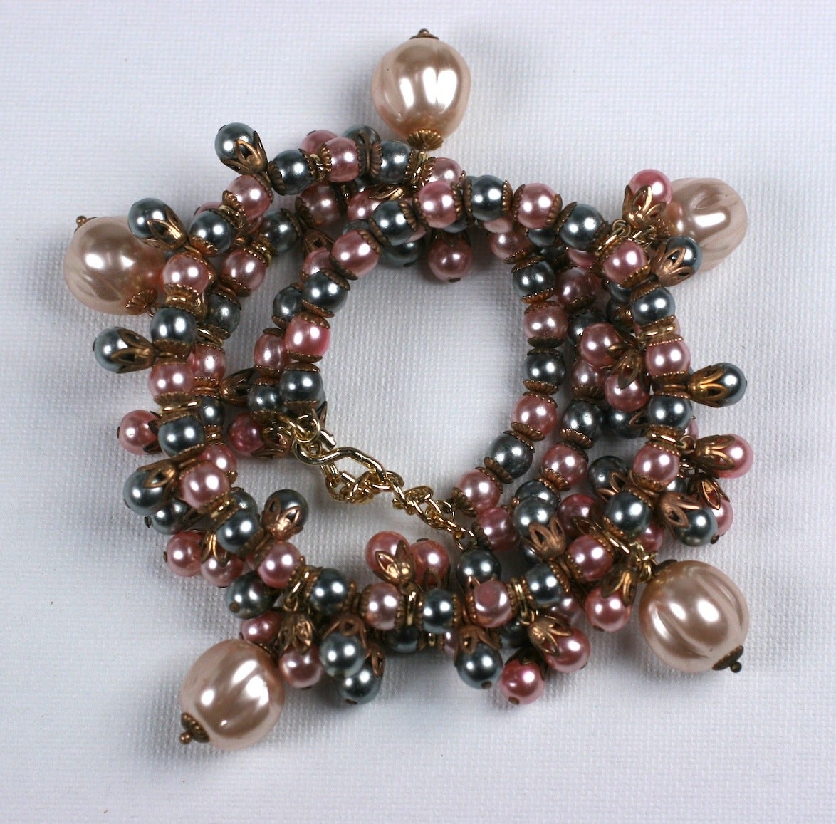 Louis Rousselet Parure aus cremefarbenen, blassrosa und silbergrauen, handgefertigten Rousselet-Perlen. Bestehend aus einer zweisträngigen, flexiblen Halskette auf Metalldraht, einem zweisträngigen, flexiblen Wickelarmband und langen Perlenclustern