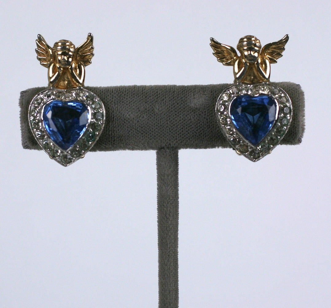 De charmants clips d'oreilles Jomaz avec des chérubins en faux aqua et dorés, basés sur un design Verdura.  Les pierres bleues sont un peu plus claires que les images. 
1,25