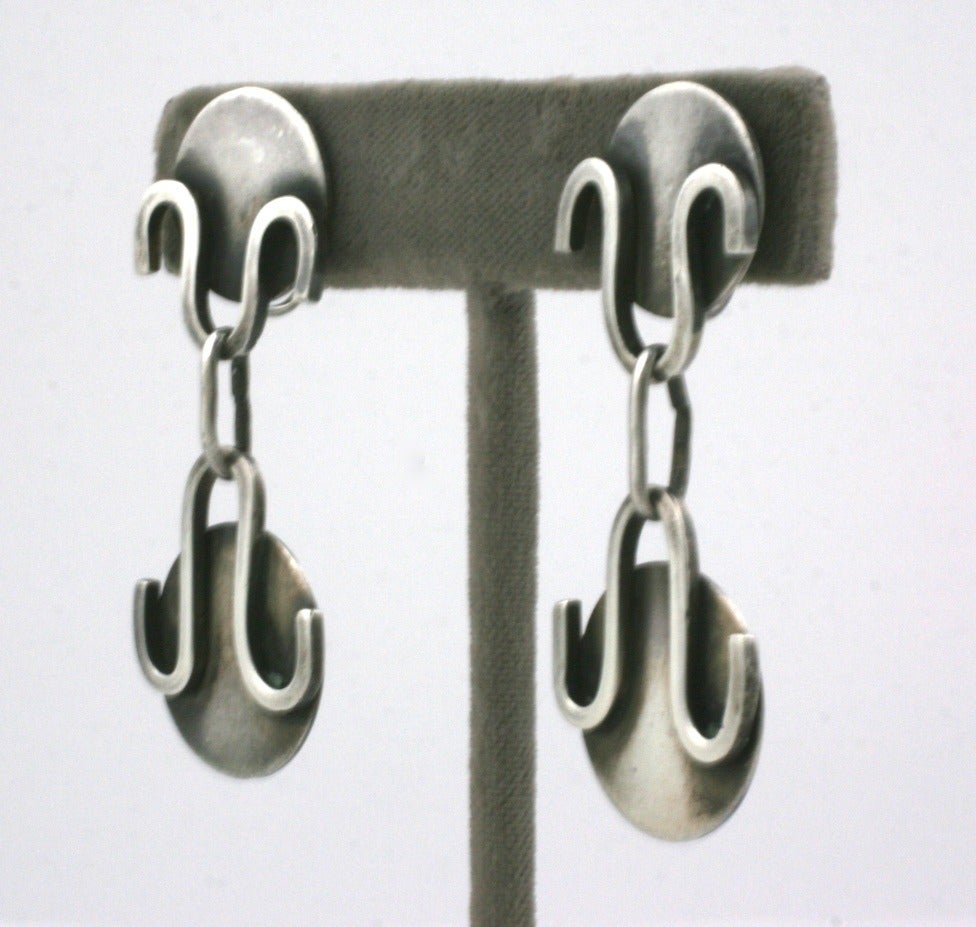 Amerikanische Modernist Sterling Studio Ohrringe mit Schraubverschluss. Schlichte Scheiben und quadratischer Draht bilden kultivierte Tropfenohrringe mit patinierten Schatten.
2