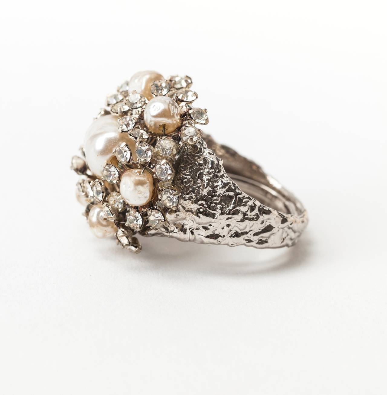 Miriam Haskell silver gilt and faux pearl and pave cluster ring. 1950's USA.
Adjustable band. Excellent condition.