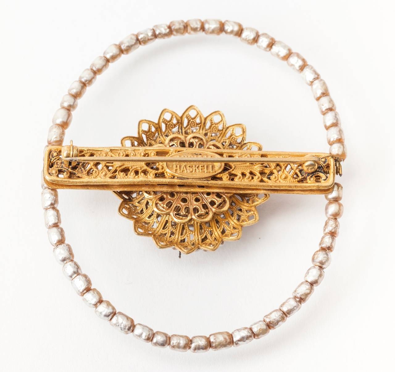 Miriam Haskell Broche circulaire en perles Excellent état - En vente à New York, NY