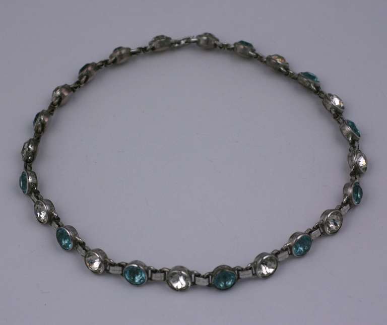 Elegante girocollo in metallo argentato con maglie con pietra a castone. Le paste sono incastonate in pesanti castoni e alternano i toni del cristallo e dello zircone blu. Colorazioni insolite. Anni '50 USA.  15 x 3/8