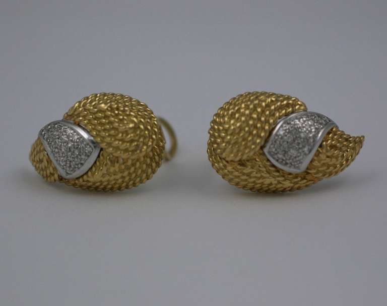 Boucles d'oreilles en forme de feuilles texturées 18 carats et diamants Pour femmes en vente