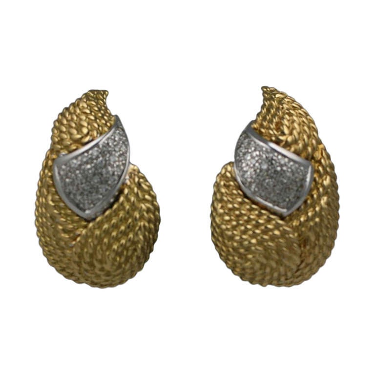 Boucles d'oreilles en forme de feuilles texturées 18 carats et diamants en vente