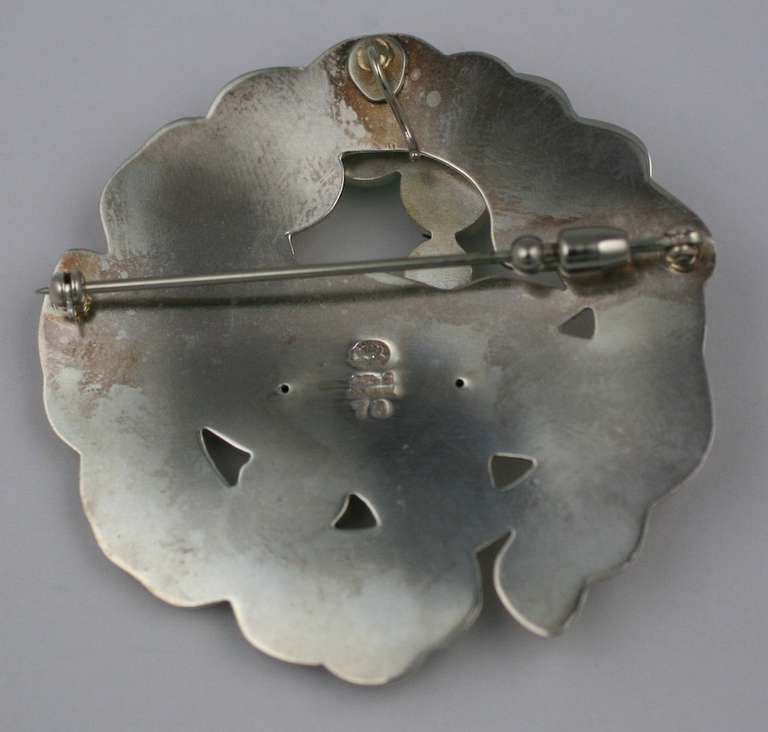 Broche en forme d'oiseau emblématique de Georg Jensen de grande taille avec des crysophrases vertes en cabochon. 
Fermoir tubulaire coulissant. Excellent état vintage. Conçu par Kristian Mohl-Hansen dans les années 1930, Danemark. Argent