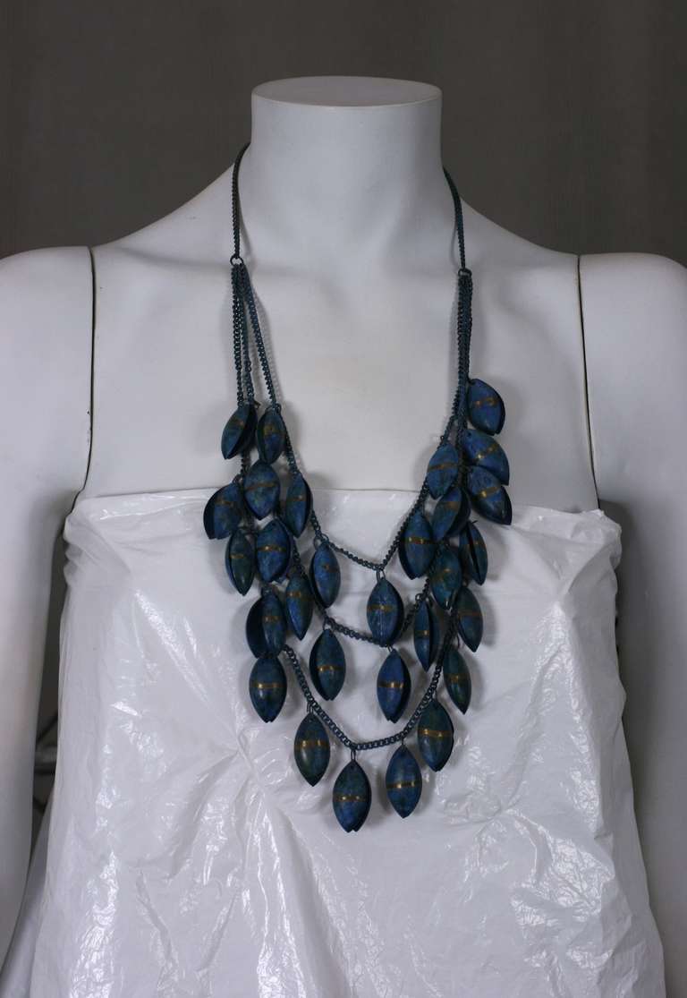 1980er Jahre geschichtet patiniert Messing Hülse Halskette auf patiniert Kette. Violettblaues Finish mit einem Streifen Metall, der 
