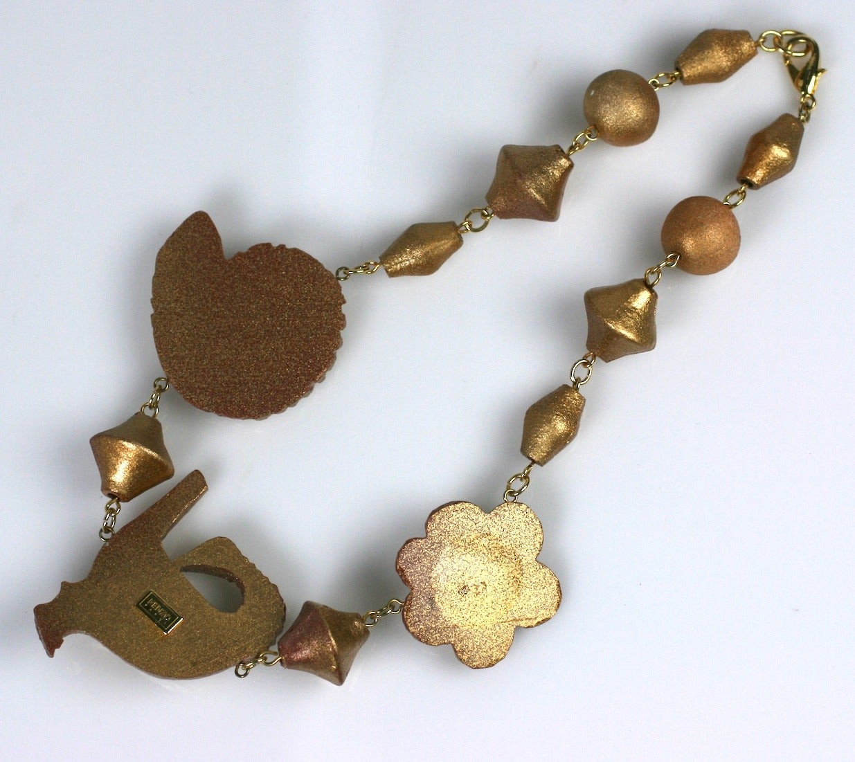 Collana con figure intagliate e dorate di Kenzo In condizioni ottime in vendita a New York, NY